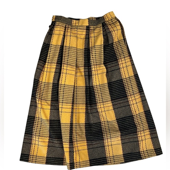 Vintage preppy Plaid Yellow and Black wool Skirt with buttons and one pocket - Picture 3 of 6